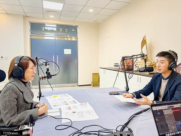 「基隆Podcast」 首播，全新風格推行政務，首集邀請社會處楊玉欣處長，說明社會處的業務執行方向等議題。〈基隆市府提供〉