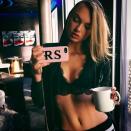 <p>Romee Strijd, mannequin pour Victoria’s Secret, a également pris une photo osée, vêtue de lingerie, sur laquelle apparait sa coque personnalisée. (Photo : Instagram) </p>