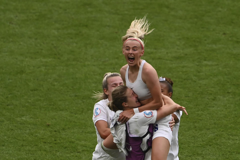 Chloe Kelly celebra tras anotar el segundo gol de Inglaterra ante Alemania en la final de la Eurocopa femenina, el domingo 31 de julio de 2022, en Londres. (AP Foto/Rui Vieira)