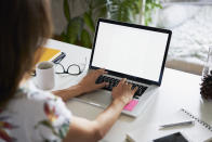 <p>Per proteggere occhi e collo è necessario che lo schermo del computer sia a debita distanza. Regolando la luminosità dello schermo e spostandosi in base alla luce esterna, non sarà necessario sforzare la vista per leggere. (foto: Getty Images) </p>