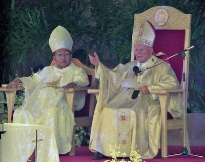 Le pape Jean-Paul II et le cardinal Sin lors de la messe finale des Journées mondiales de la jeunesse à Manille en 1995. <a href="https://upload.wikimedia.org/wikipedia/commons/thumb/b/bd/JohnPaulIICardinalSin1995WYD.jpg/703px-JohnPaulIICardinalSin1995WYD.jpg?20220520232612" rel="nofollow noopener" target="_blank" data-ylk="slk:Ryansean071/Wikipedia;elm:context_link;itc:0;sec:content-canvas" class="link ">Ryansean071/Wikipedia</a>, <a href="http://creativecommons.org/licenses/by/4.0/" rel="nofollow noopener" target="_blank" data-ylk="slk:CC BY;elm:context_link;itc:0;sec:content-canvas" class="link ">CC BY</a>