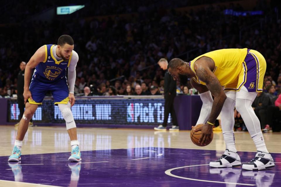 LeBron James de los Lakers recoge el balón frente a Stephen Curry de los Warriors durante el tercer cuarto del viernes por la noche’s Juego 6 de su empate semifinal de la Conferencia Oeste.