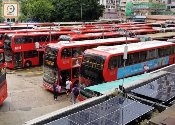 A large number of buses are ready to pick up passengers.  (Photo by Su Weiming)