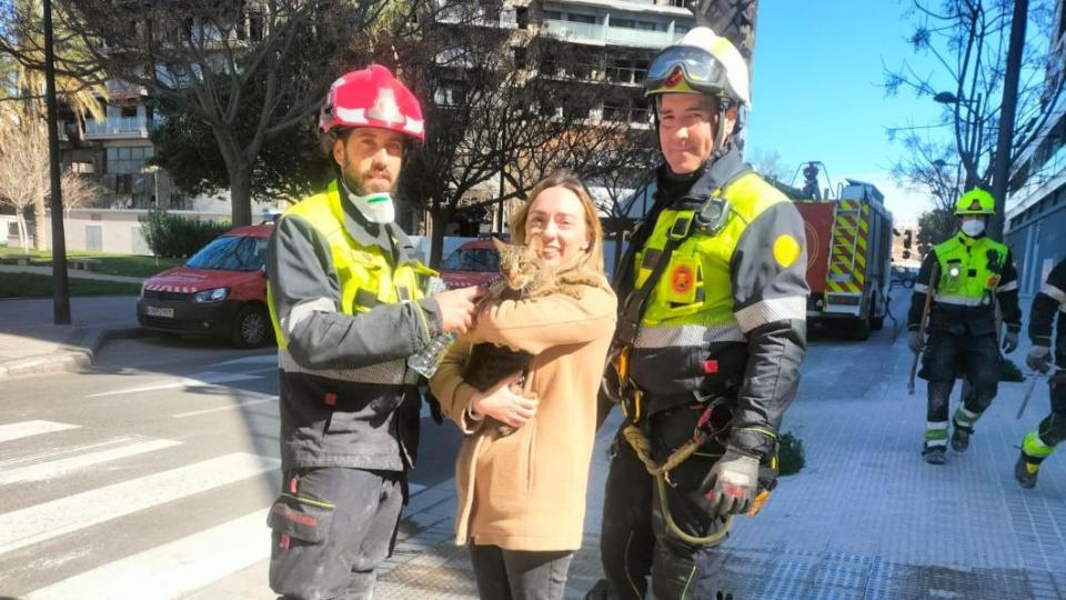 消防與飼主合影。（圖／翻攝自推特@bomberosvlc）