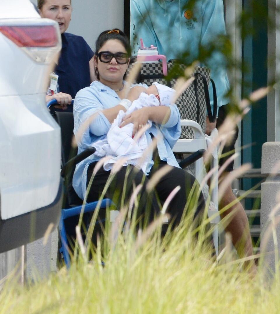 Vanessa Hudgens se convirtió en mamá por primera vez junto al jugador de beisbol Cole Tucker, con quien se casó en una ceremonia en las playas mexicanas en diciembre del 2023.  En las fotos, se la ve en la puerta del Centro de Salud Saint John en Santa Mónica, en una silla de ruedas y con su bebé en brazos. Un rato después, la familia celebró el cumpleaños número 28 del flamante padre