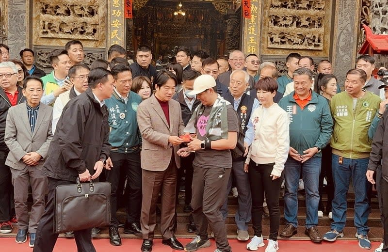 賴清德下午在台南市廟宇參拜並發放紅包。中央社