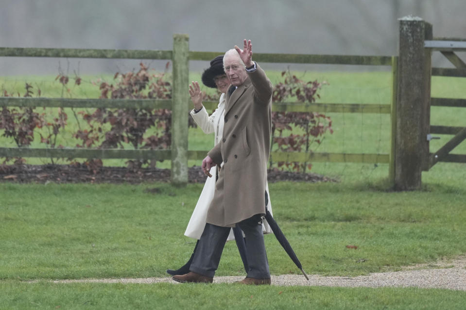 El rey británico Carlos III y la reina Camilla saludan a los fieles tras asistir a una misa dominical en la Iglesia de Santa María Magdalena, en Sandringham, Inglaterra, el domingo 11 de febrero de 2024. (PA vía AP)