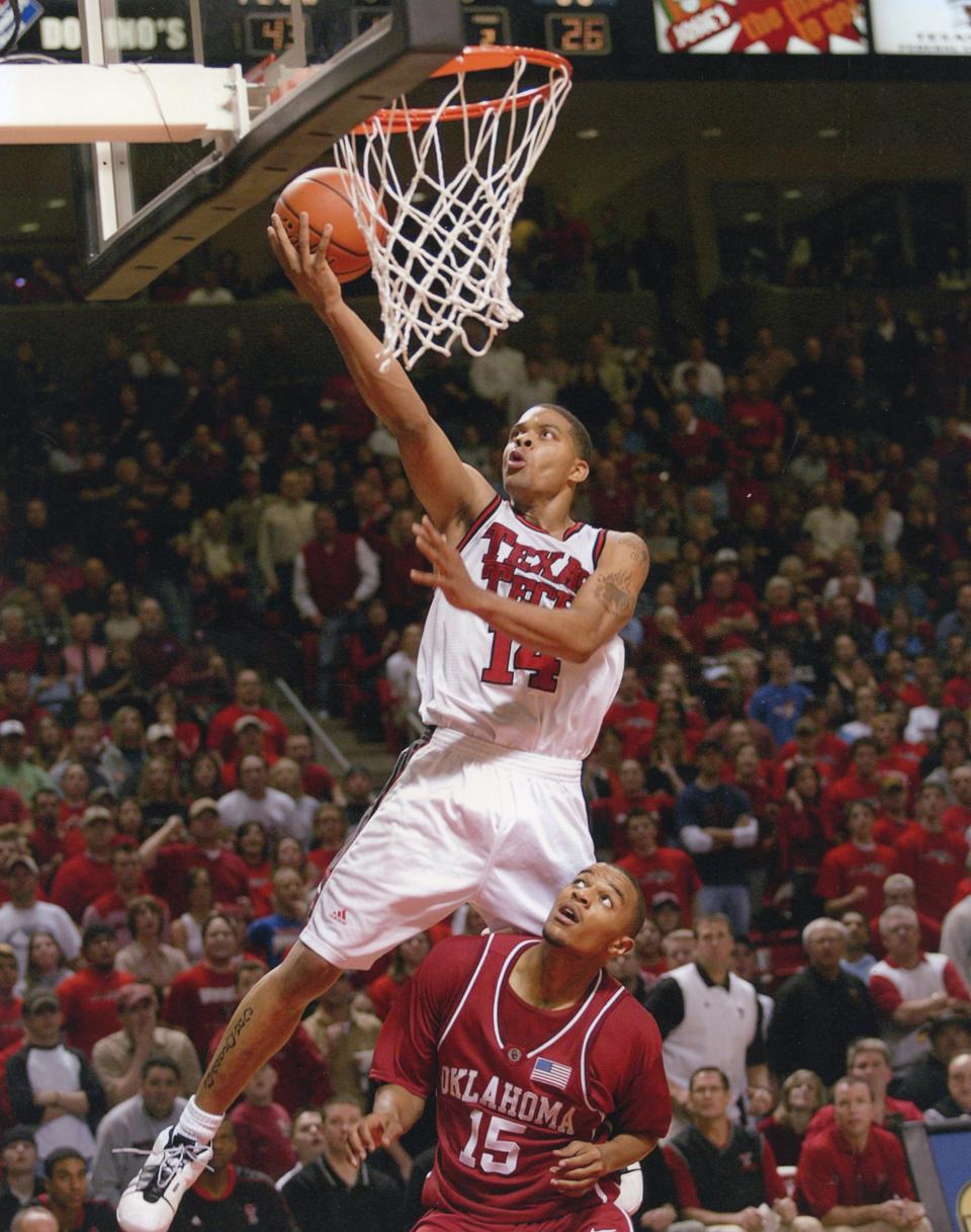 Andre Emmett (14) goes for a lay up against Oklahoma, Saturday, Jan. 26, 2002, at the United Spirit Arena.