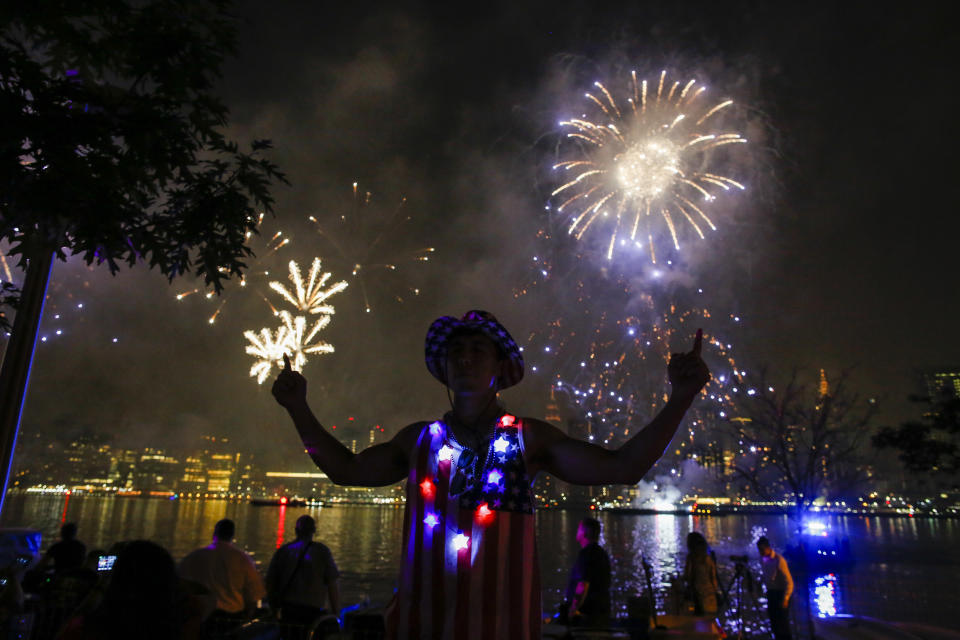 <p>People watch the Macy’s Fourth of July Fireworks from Hunter Point Park on July 4, 2018 in New York City. (Photo: Eduardo Munoz Alvarez/Getty Images) </p>