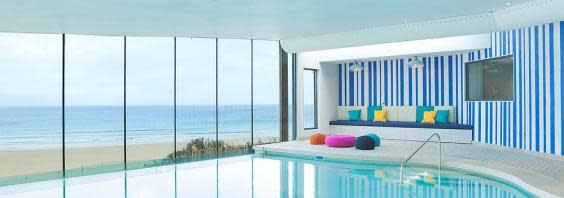 The glass-walled pool overlooking the sweeping beach at Watergate Bay (Watergate Bay )