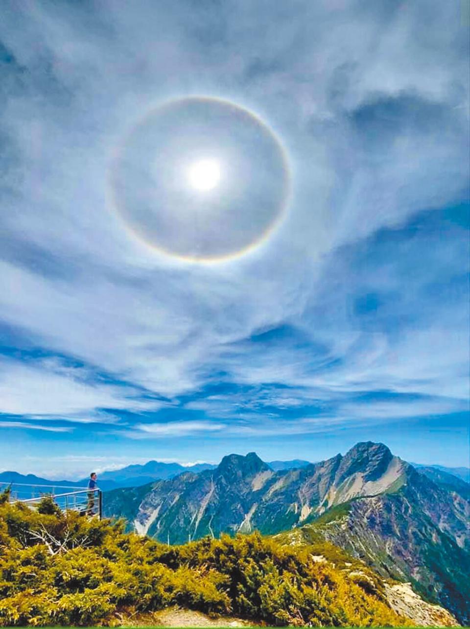 花蓮發生強震重創太魯閣國家公園，救難人員10日出動怪手挺進砂卡礑步道0.5K大崩壁，順利帶出已罹難的2名大人、3名小孩，研判是游家5口。（花蓮縣消防局提供／羅亦晽花蓮傳真）