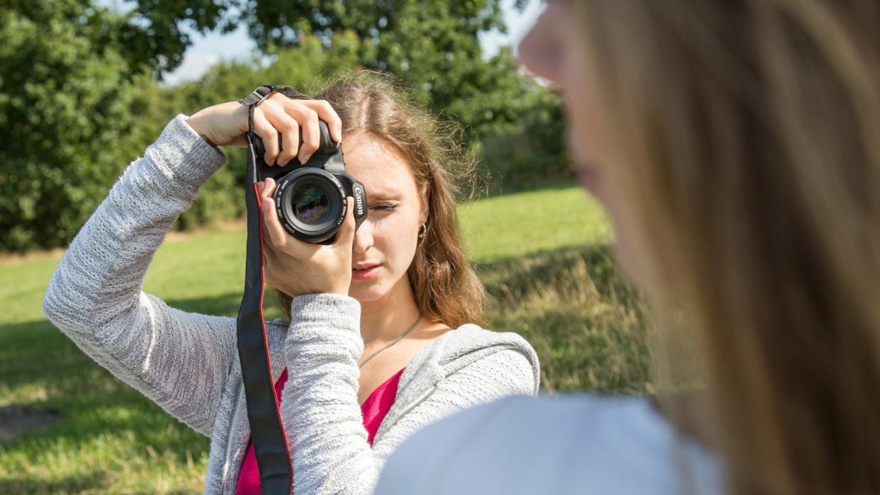 Für ein gelungenes Porträt muss das Model angeleitet werden - und dann gilt es, natürlich auch im richtigen Moment auf den Auslöser zu drücken.