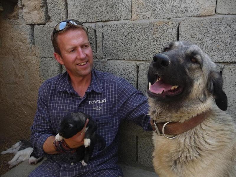 法辛是動物收容所「Nowzad」創辦人，阿富汗垮台後，他帶著200隻貓狗搭包機撤離，引起兩極評價。（翻攝domdyer70推特）