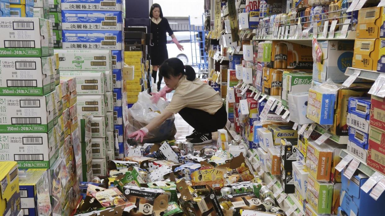 Dosen und andere Waren liegen nach dem Erdbeben auf dem Boden eines Supermarktes in Hirakata. Foto: Ikuo Tatsumi/Kyodo News