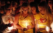 <p>Studenten der Iowa State University in der US-amerikanischen Stadt Ames halten eine Mahnwache für ihre Kollegin Celia Barquin Arozamena ab. Barquin Arozamena, eine erfolgreiche Sportlerin, wurde am Montag tot an einem Teich am Campus-Golfplatz aufgefunden. (Bild: AP Photo/Charlie Neibergall) </p>