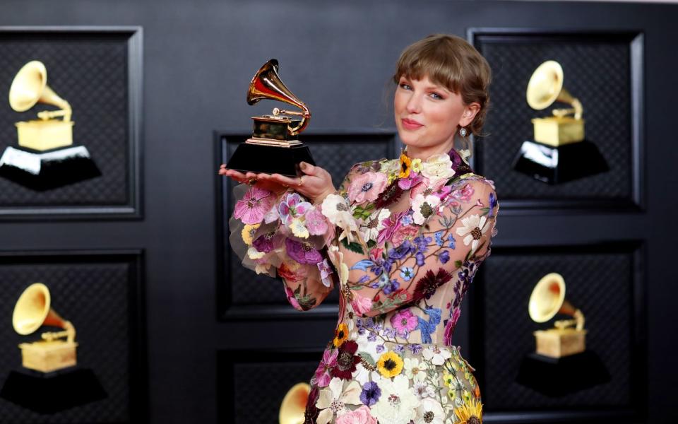 Ein Oscar fehlt noch, aber abgesehen davon hat Swift fast alles abgeräumt, was in der Entertainment-Branche zu holen ist. Zu über 300 Millionen verkauften Tonträgern und 40 AMAs kommen inzwischen auch zwölf Grammys. Insgesamt hat Swift bereits über 600 Preise gewonnen! (Bild: Los Angeles Times/Jay L. Clendenin/Getty Images)