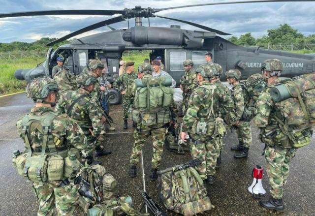 Sur cette photo diffusée par l'armée colombienne, on voit des militaires avant d'entamer les recherches pour retrouver quatre enfants indigènes disparus dans la jungle depuis le 1er mai