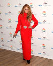 <p>Paulina Rubio se robó el show en un evento benéfico que la estrella de la música Cyndi Lauper ofreció en Nueva York, y allí lució un vestido rojo a su llegada y un sexy leotardo en el escenario. Pero fue su manicure dorado el que hizo que todos miraran sus manos/Getty Images </p>