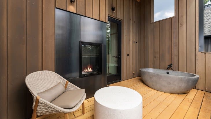 <span class="article__caption">A private patio soaking tub at the Desolation Hotel</span> (Photo: Courtesy Desolation Hotel)