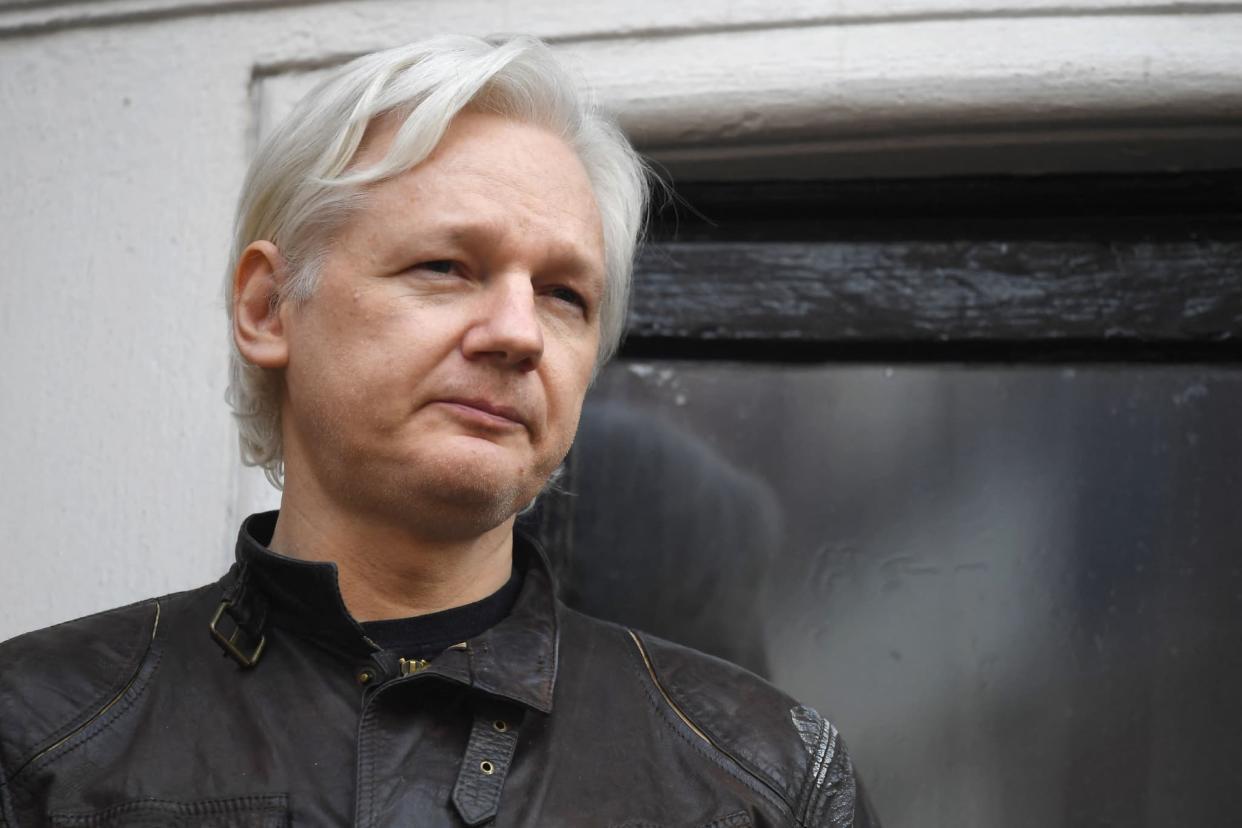 Julian Assange à l'ambassade d'Équateur en mai 2017 - Justin TALLIS / AFP