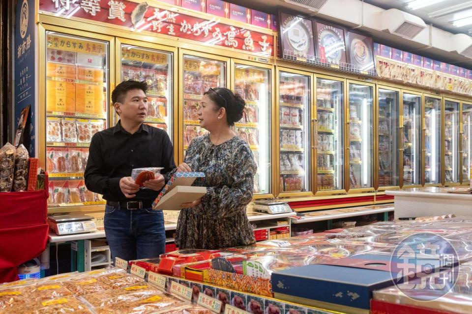 大三元酒樓的董事總經理吳東璿（左）一進店，便向新亦勝老闆娘李胡美鈴（右）請教乾貨知識。