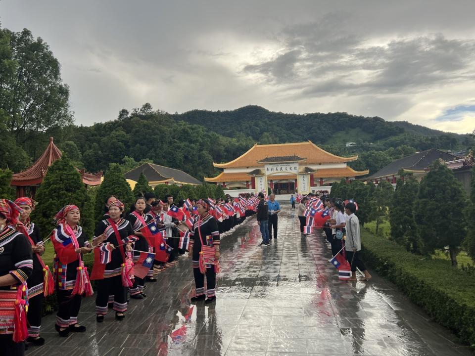 黃仁一行到訪美斯樂義民文史館時，天公作美，大雨驟停，現場中華民國國旗旗海飄揚。(圖／黃仁國會辦公室)
