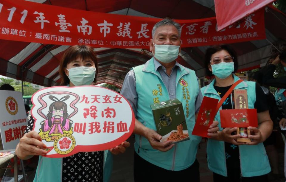 成大企協2022理事長徐瑞宗（中）、2021理事長杜宜婕（左）邀請九天玄女降肉推廣捐血活動。（記者陳俊文攝）