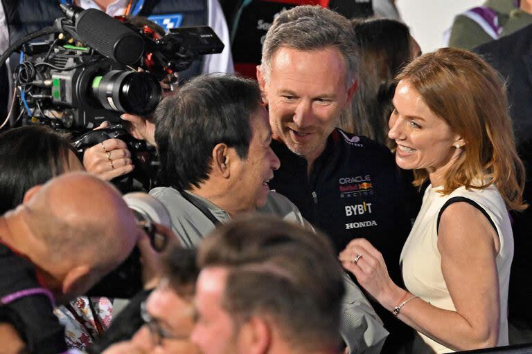 Christian Horner y su mujer, Geri Halliwell, conversan con el tailandés Chalerm Yoovidhya, heredero del imperio Red Bull