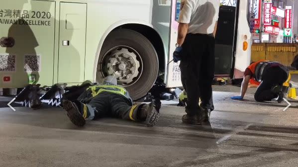 台北車站前行人被左轉客運碰撞捲車底。（圖／翻攝畫面）