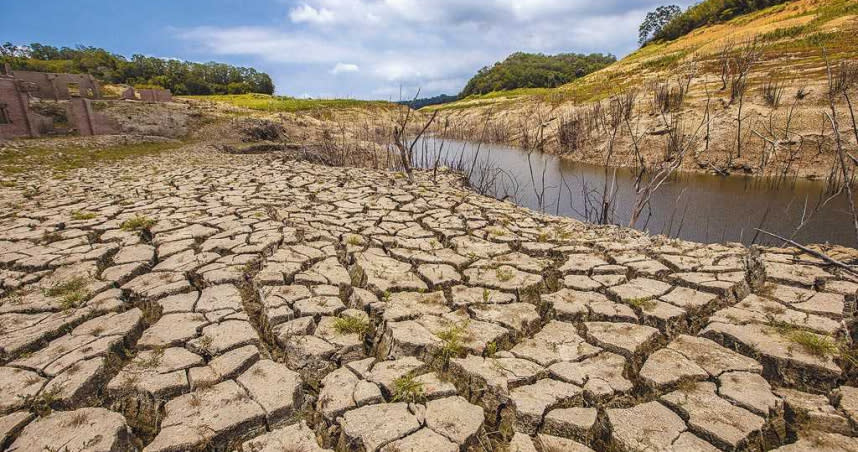 栗永和山水庫蓄水量剩2.1％，已可看到底泥，水情很緊急。（圖／中國時報羅浚濱攝）