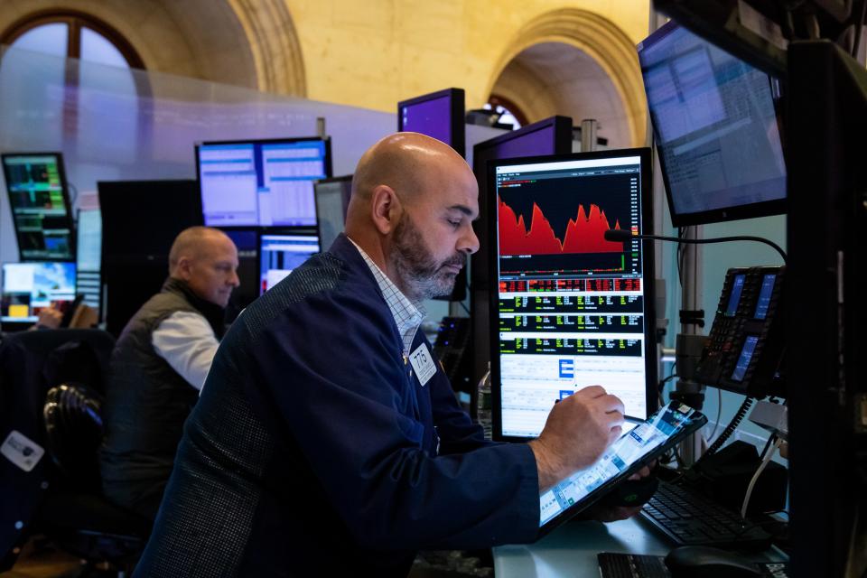 Traderzy pracują na parkiecie Nowojorskiej Giełdy Papierów Wartościowych NYSE 16 czerwca 2022 r. w Nowym Jorku w Stanach Zjednoczonych.  Akcje amerykańskie gwałtownie spadły w czwartek, ponieważ na Wall Street trwała gwałtowna wyprzedaż w związku z rosnącymi obawami o recesję.  (Zdjęcie: Michael Nagle / Xinhua za pośrednictwem Getty Images)