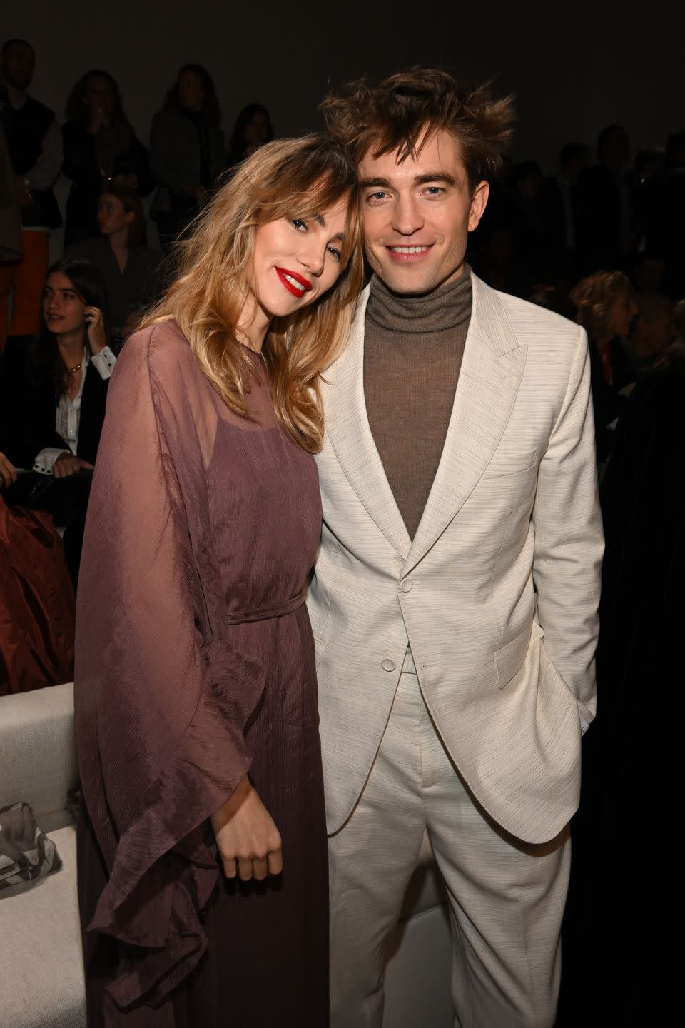 giza, egypt december 03 suki waterhouse and robert pattinson attend the dior fall 2023 menswear show on december 03, 2022 in giza, egypt photo by stephane cardinale corbiscorbis via getty images