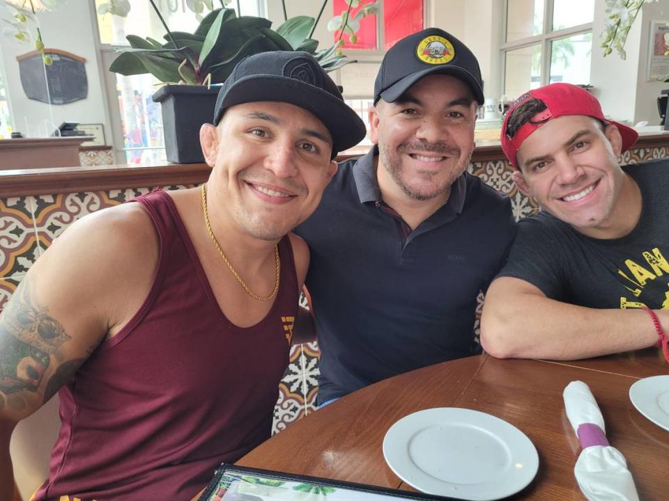 GOYITO PEREZ (i) junto a los comentaristas de ESPN Knockout Andrés Bermúdez y Gaston Reyno.