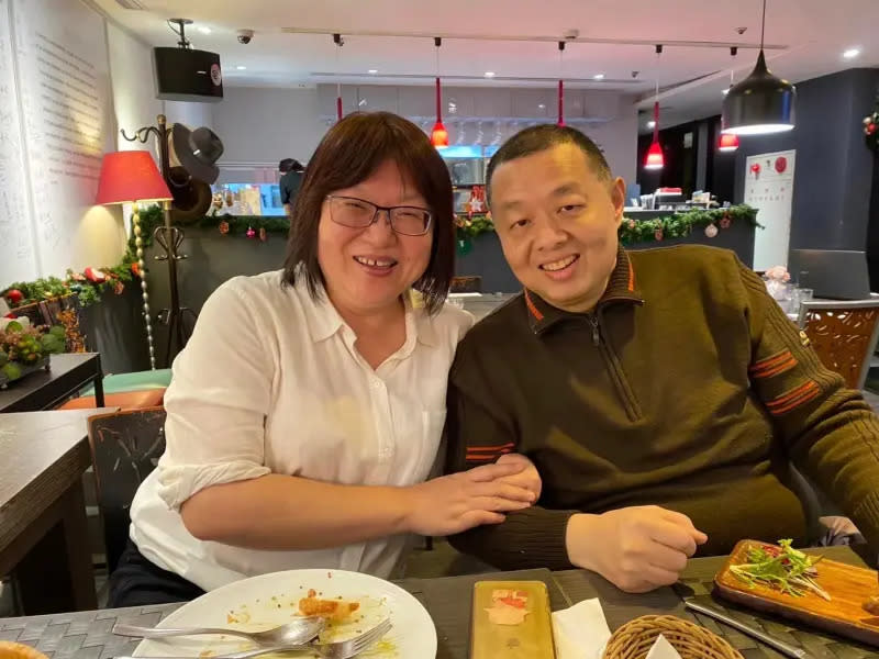 ▲曾秀保老婆為資深美食記者、美食評論家王瑞瑤（左），兩人結縭25年，鶼鰈情深。（圖／王瑞瑤的超級美食家臉書）