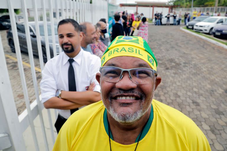 Alegría en el rostro de un votante durante la segunda vuelta de las elecciones presidenciales en un centro de votación en Brasilia, el 30 de octubre de 2022. 