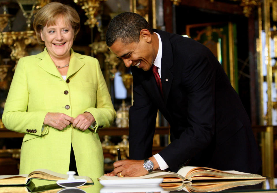 Merkel and Obama&nbsp;sign in a golden book in the "Gruenes Gewoelbe" (Green Vault) on June 5, 2009, in Dresden, Germany.