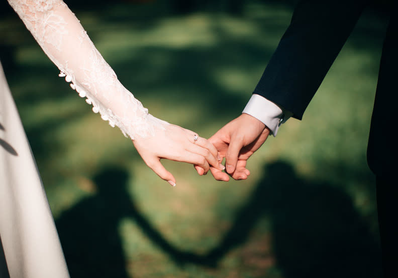 tie the knot（把結給打起來），是口語上指「結婚」的用法。取自pexels。