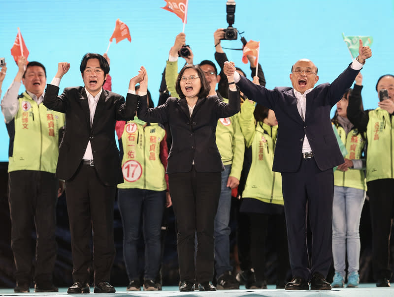 民進黨新北市長候選人蘇貞昌（前右）23日選前之夜，在板橋舉辦最後一場大型造勢活動，黨主席蔡英文（前中）、行政院長賴清德（前左）同台助選，將現場氣氛推向高點。中央社記者謝佳璋攝