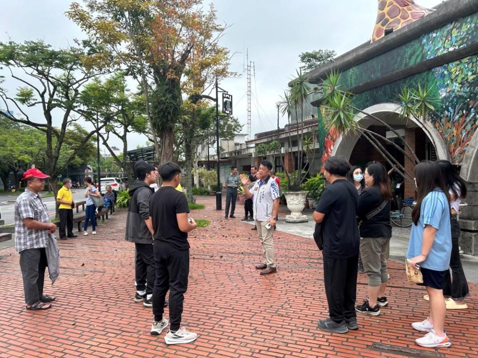 《圖說》尹華忠於宜蘭火車站歡送陸軍常備役役男前往新竹報到服役。〈宜蘭軍服站提供〉