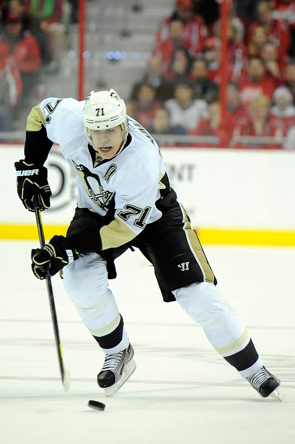 WASHINGTON, DC - JANUARY 11: Evgeni Malkin #71 of the Pittsburgh Penguins brings the puck up the ice against the Washington Capitals at Verizon Center on January 11, 2012 in Washington, DC. (Photo by Patrick McDermott/Getty Images)