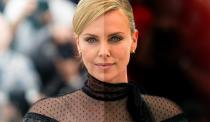 Ein Leben wie Charlize Theron müsste man haben! Reich, schön, bewundert, berühmt ... Was auf den roten Teppichen allerdings nicht zu sehen ist: Theron und erstaunlich viele weitere Hollywoodstars blicken auf eine dunkle Vergangenheit zurück, mit der man so gar nicht tauschen will. Vom Knastaufenthalt bis zum Gewalterfahrung ist in unserer Galerie alles dabei ... (Bild: Pascal Le Segretain/Getty Images)