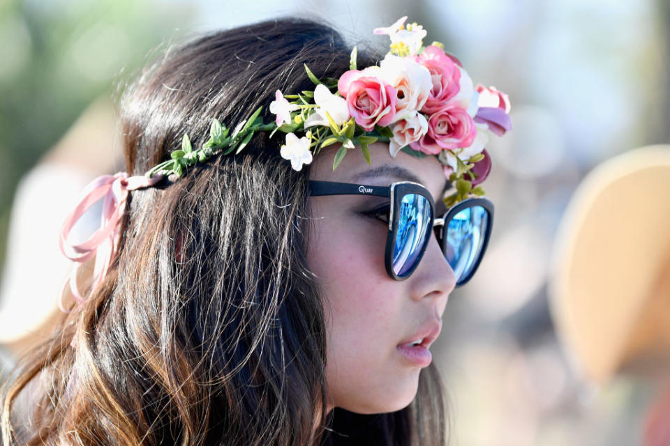 Auch bunte Blumenkronen bleiben im Trend und sind ein Must-have für jedes Musikfestival. Dazu gehört natürlich auch eine coole Sonnenbrille. (Bild: Frazer Harrison/Getty Images)