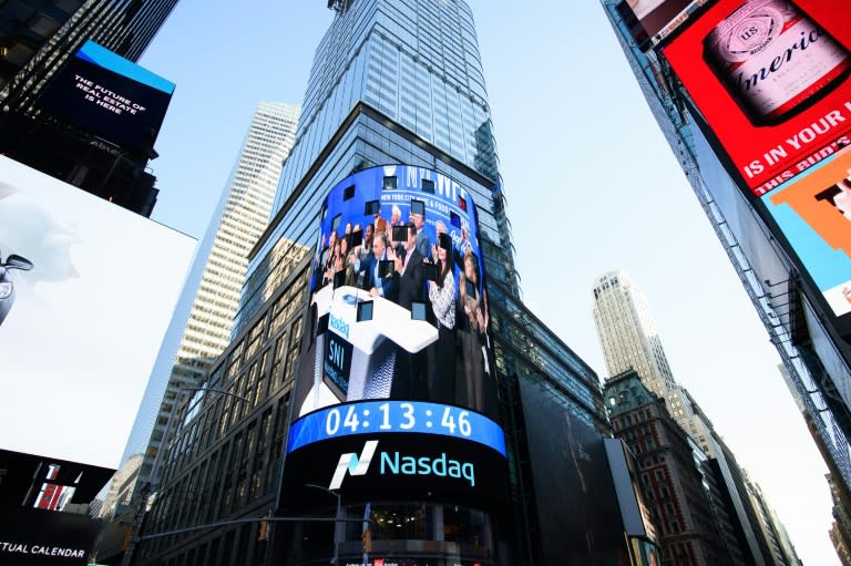 In the US, the Nasdaq fared especially well, with blowout results from Netflix lifting the on-demand television service by nearly 20 percent and positive reviews of Google's new smartphone boosting Google parent Alphabet to a new all-time high