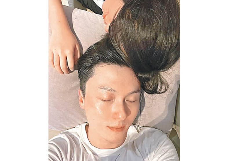 王浩信網晒與女兒的合照，大晒父女情。