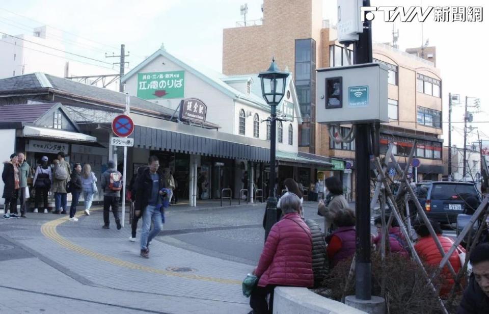 一名網友近日在網上分享，在日本街上巧遇一群正在路邊休息的「阿嬤團」。（圖／翻攝自臉書路上觀察學院）