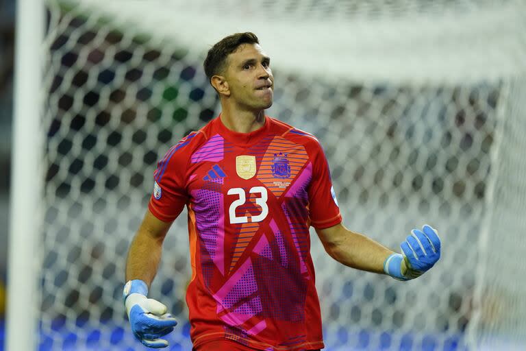 Emiliano 'Dibu' Martínez se agigantó en la definición por penales y llevó a la selección argentina a semifinales de la copa