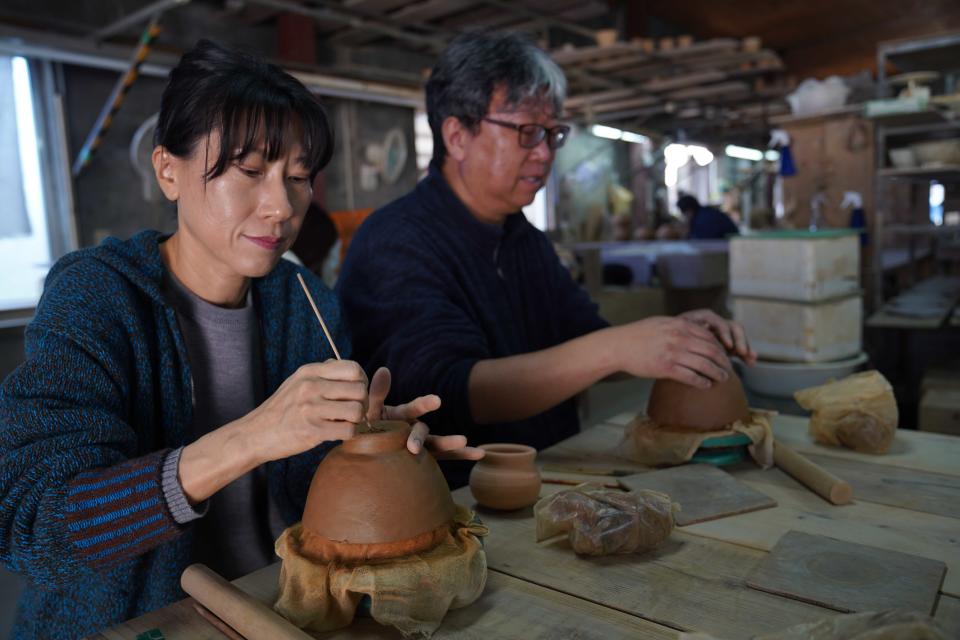 親手體驗製作沖繩陶器，有種歲月靜好的寧靜美感。