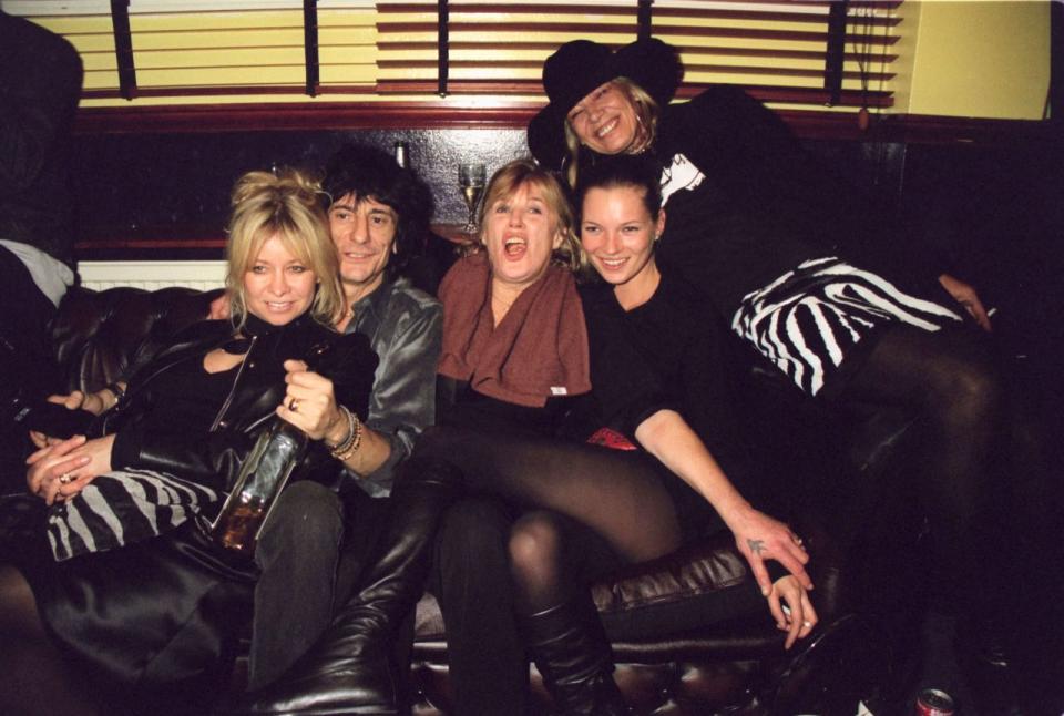 <p>Und auf der Couch mit Jo Howard, Ronnie Wood, Marianne Faithfull und Anita Pallenberg.</p>