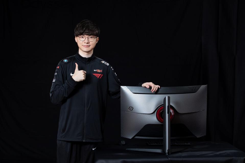 今（22）日電競戰隊 T1 宣布旗下《英雄聯盟》戰隊中路選手 Faker 與三星電子合作推出聯名版的曲面電競螢幕   圖：翻攝自 T1 推特