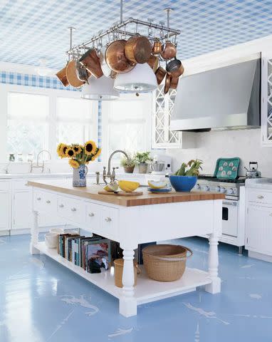 <p>TRIA GIOVAN</p> This 1970s-inspired kitchen is just on the right side of kitschy and features a bold ceiling, as was popular during the time.